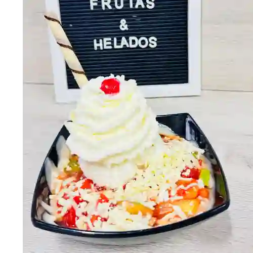 Salpicón con Helado Queso y Chantilly