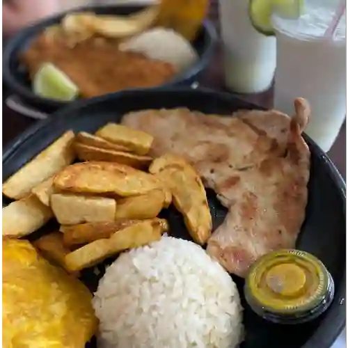 Menu Cerdo Plancha+ Bandeja + Bebida + Postre