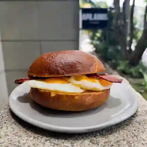 Huevos con Queso y Tocineta