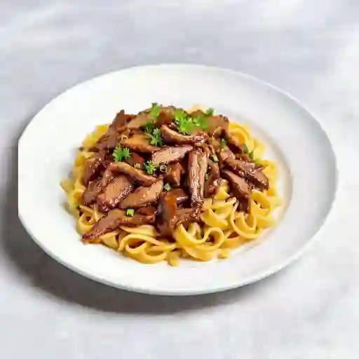 Carne teriyaki sobre base de pasta
