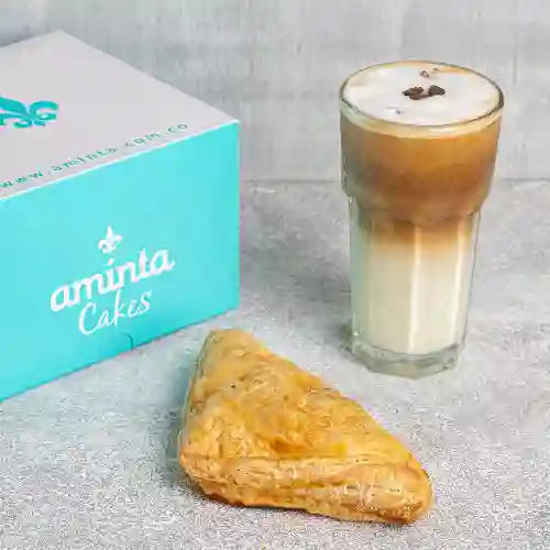 Pastel de Pollo + Latte Frio