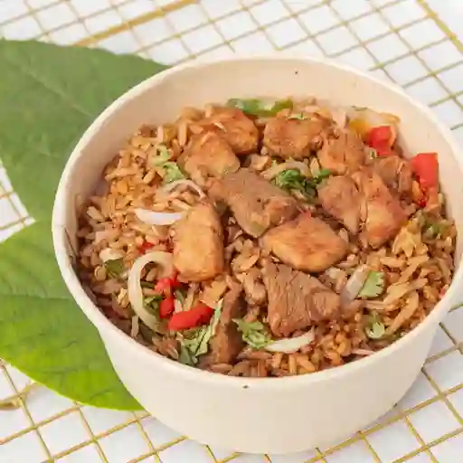 Arroz con cerdo y bebida