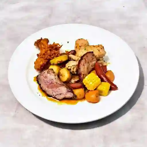 Pollo, Pernil De Cerdo, Chicharrón, Plátano Maduro, Costilla Ahumada, Chorizo De Ternera, Maicitos