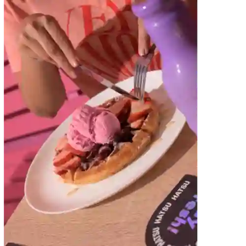 Waffle Frutos Rojos + Helado + Hatsu