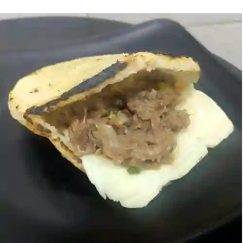 Arepa con Carne y Queso