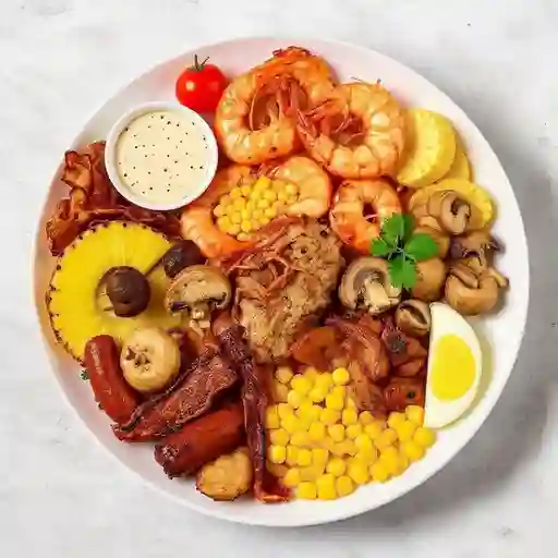 Pernil De Cerdo, Costilla Ahumada, Camarón, Chicharrón, Tocineta, Chorizo, Piña, Maicitos, Champiñones, Raices, Plátano Maduro Personal (1P)