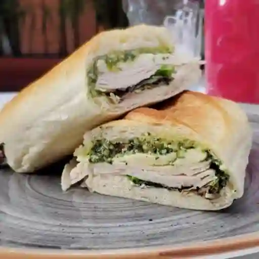 SAND PAVO MOZARRELLA Y PESTO
