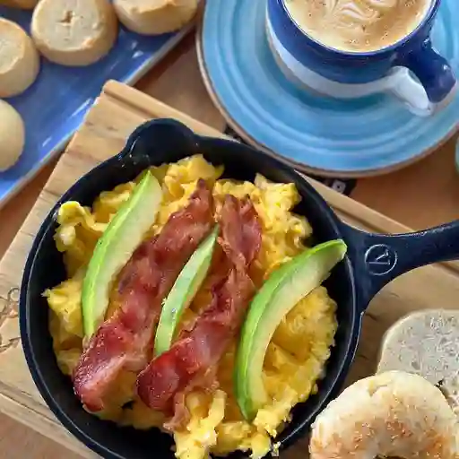 Huevos revueltos con aguacate y tocineta