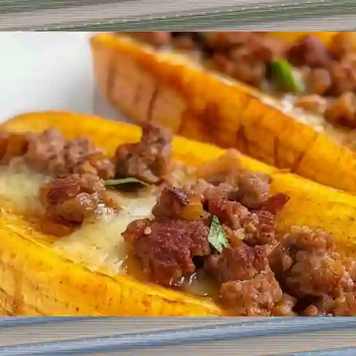 Platano maduro con queso y carne