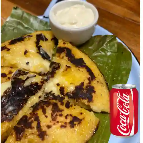 Combo Arepa Choclo con Queso + Coca-Cola en Lata