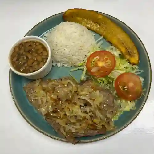 Ejecutivo con Carne Encebollada