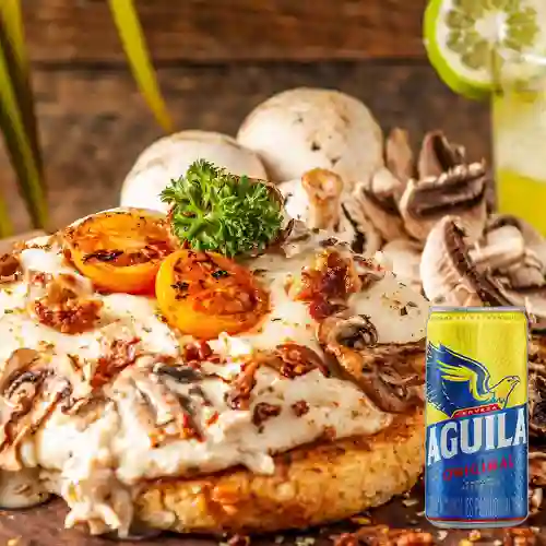 Combo Arepa Pollo con Champiñones + Aguila 269 ml