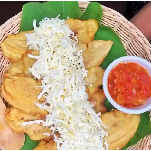 Patacones de Guineo Verde con Queso