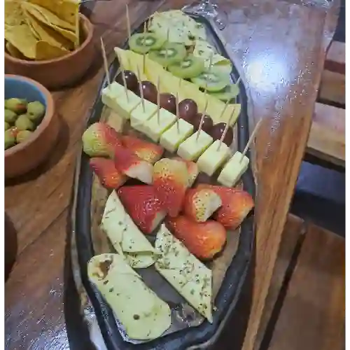 Tabla de Quesos con Encurtidos y Frutas