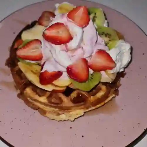 Waffle con Fruta y Helado