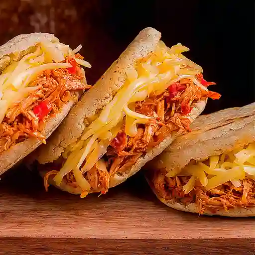 Arepa Cuadrada de Carne y Pollo
