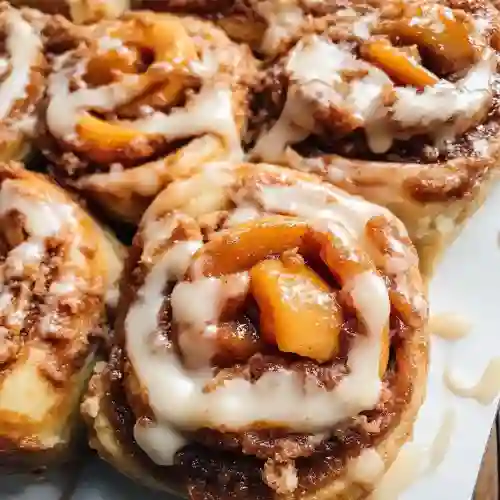 Crema de Uchuvas Cinnamon Roll