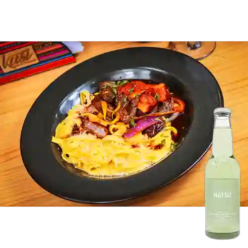 Fetuccini Huancaína con Lomo Saltado +Hatsu Sandía Albahaca 300ml