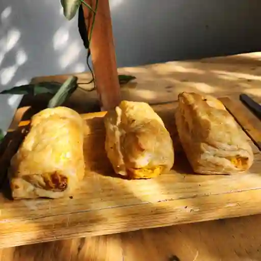 2 Pastelitos de pollo + coca cola 1.5