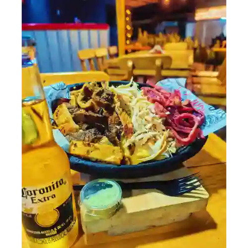 Salchipapas guacamole