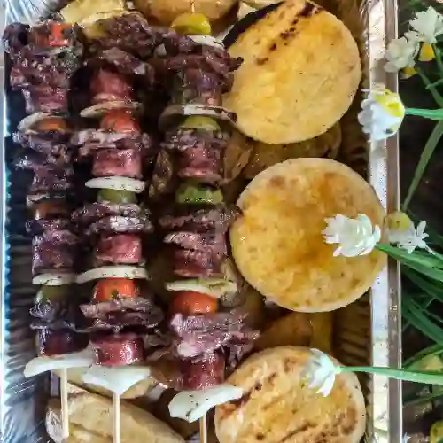 3 Pinchos de Res con Papas y Arepas