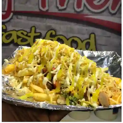 Salchipapa con Carne y Pollo