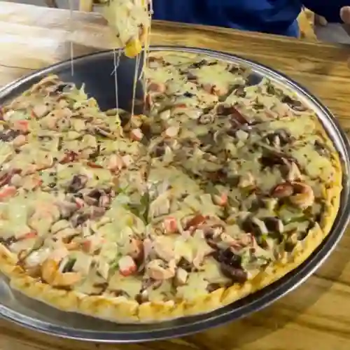 Pizza de Mariscos Familiar
