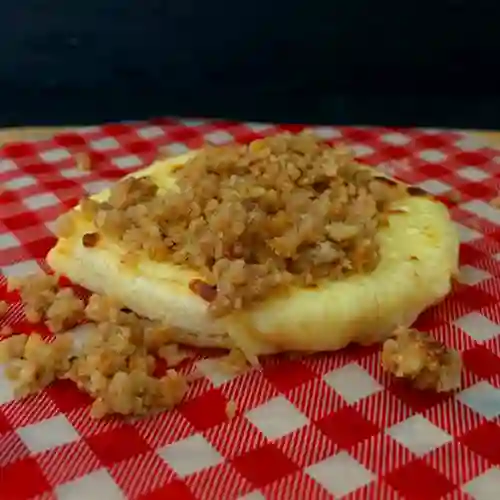 Arepa Gratinada con Chicharrón