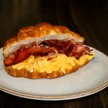 Croissant con Huevo y Tocineta