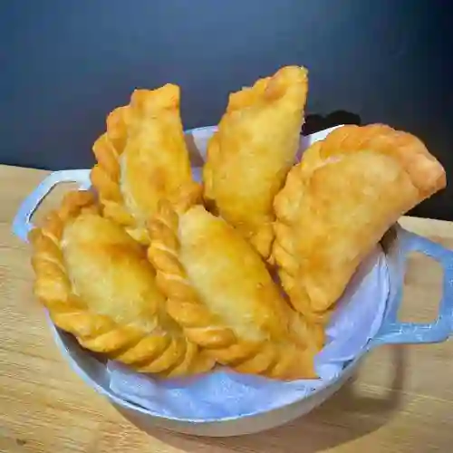Combo 20 Empanaditas + Salsa de la Casa