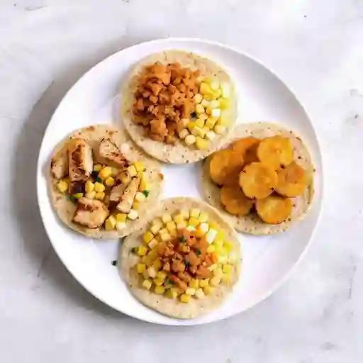 4 Personas Con Arepa Paisa