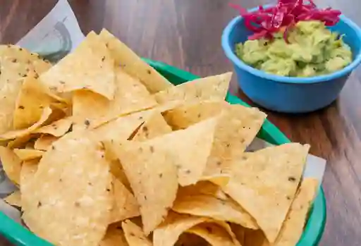 Totopos con Guacamole