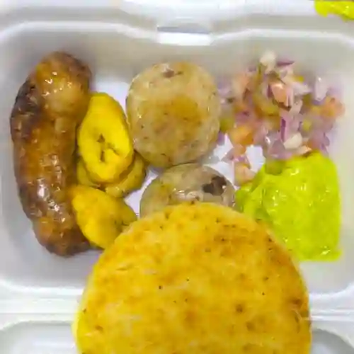 Arepa con Chorizo, Papa y Platanito