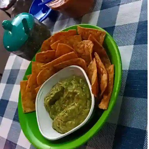 Totopos con Guacamole