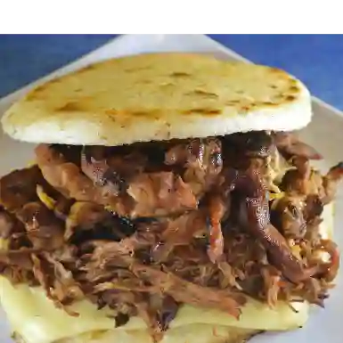 Arepa mixta de carne con piggy