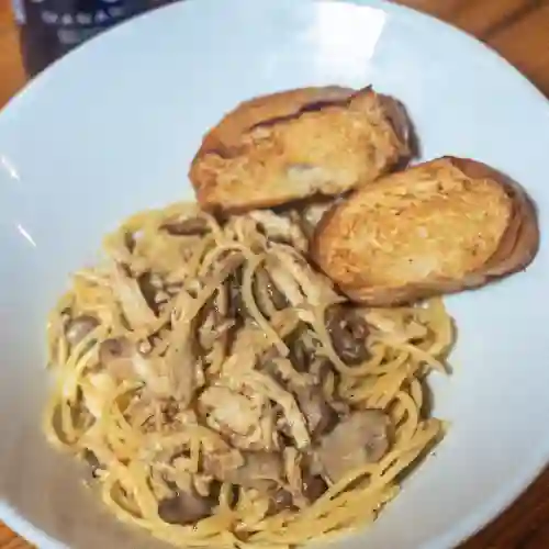 Pasta con Pollo y Champiñones