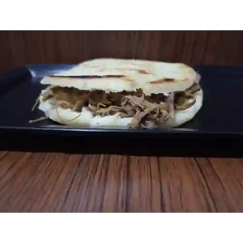 Arepa con Carne Esmechada