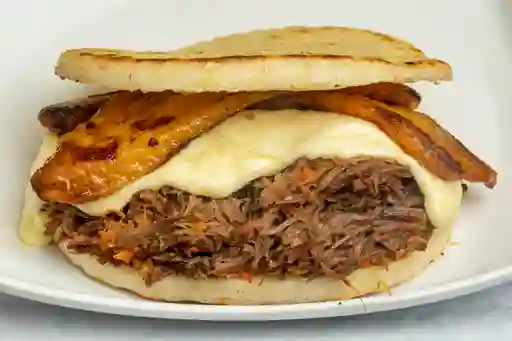 Arepa de Carne con Maduro