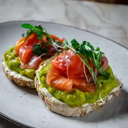 Tostadas de Salmón Curado