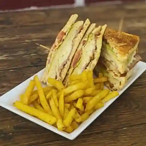 Club Sandwich + Papas Fritas + Coca Cola