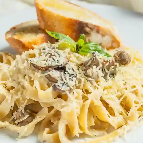 Pasta con Salsa de Salchicha y Hongos