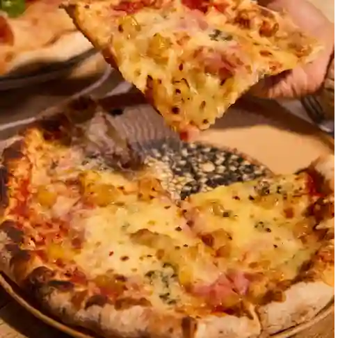 Pizza hawaiana azul