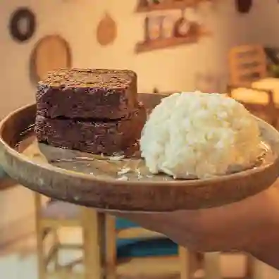 Brownie de Marañón con Helado de Coco