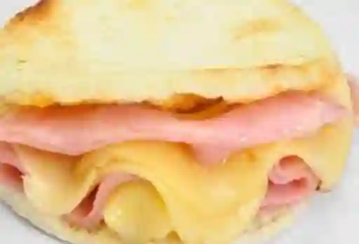 Arepa con Jamón y Queso