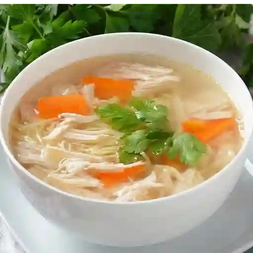 Caldo de pollo desmechado