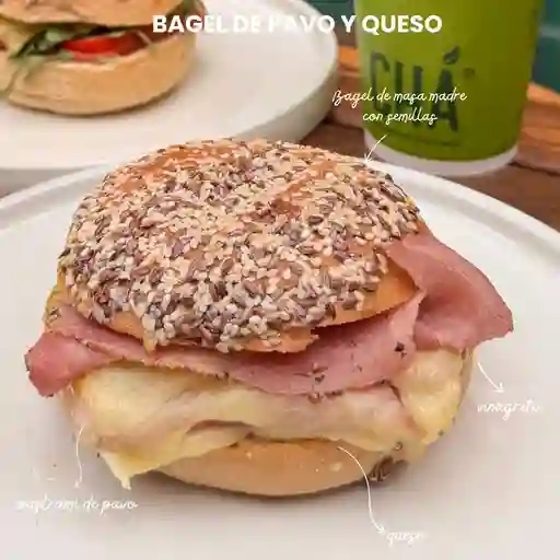 Bagel de pastrami y queso