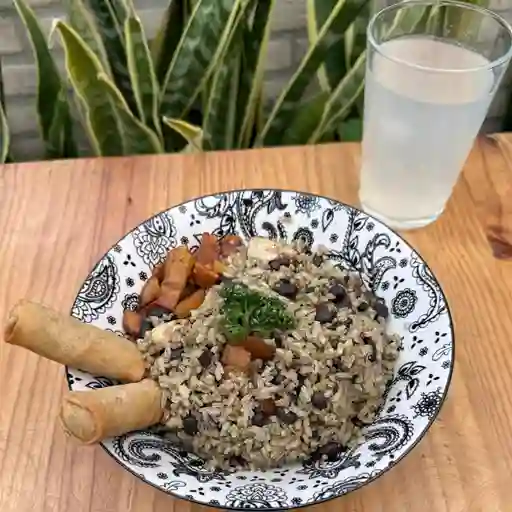 Arroz cubano, egg rolls y bebida