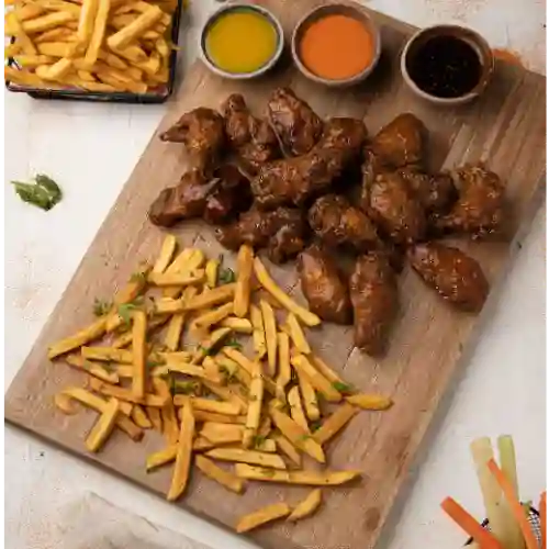 12 Alitas + Papas + Dip de Queso