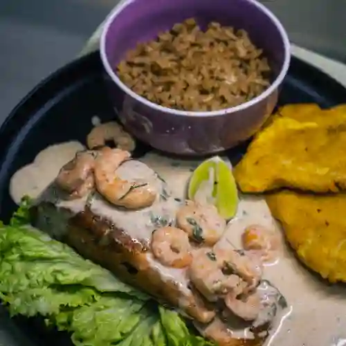 Filete de Salmon en Salsa de Mariscos