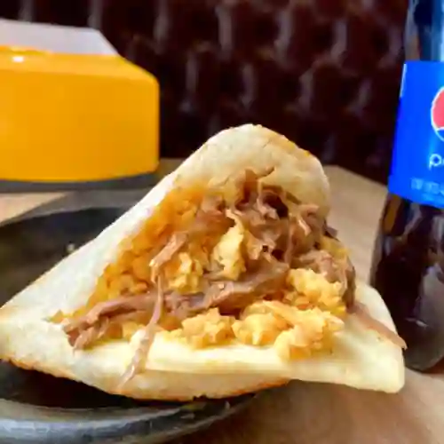 Arepa Huevos Desmechados